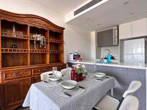 uma cozinha com uma mesa com pratos e tigelas em Olympic park&Luxury 2b2b1p Apt pool& Free parking em Sydney