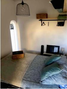 ein Schlafzimmer mit einem Bett und einem Laptop darauf in der Unterkunft Quai Bonamour in Capbreton