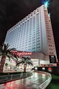 un gran edificio con palmeras delante en Tropicana Las Vegas a DoubleTree by Hilton Resort & Casino - Free Parking, en Las Vegas