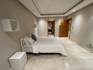 ブズニカにあるLuxury Villa Oasis, Bouznika Bayの部屋にある大きな白いベッドのある寝室