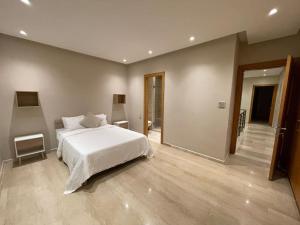 ブズニカにあるLuxury Villa Oasis, Bouznika Bayの部屋に白いベッドがある寝室