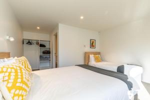 a bedroom with two white beds in a room at Lakeside Escape in Queenstown