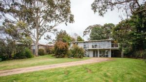 uma imagem de uma casa com um quintal em The Grove em Flinders