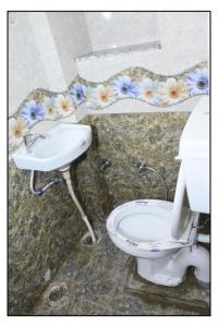 a bathroom with a toilet and a sink at Bhanwar Villa Guest House in Pāl