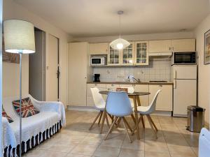 Η κουζίνα ή μικρή κουζίνα στο Gîte en Bord de Mer à Saint-Michel-Chef-Chef - Terrasse, Parking, Équipements Familiaux - FR-1-306-819