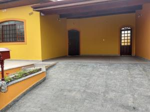 une maison vide avec des murs jaunes et une porte dans l'établissement Casa de Bençãos de Aparecida., à Aparecida