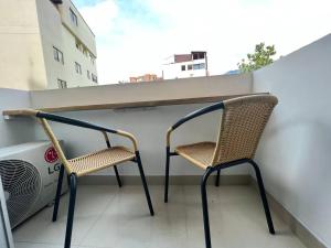 een paar stoelen op een balkon bij Aparta Loft La Frontera Poblado in Medellín
