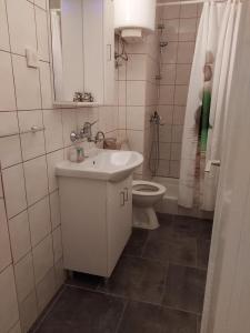 ein weißes Bad mit einem Waschbecken und einem WC in der Unterkunft Apartments by the sea Trpanj, Peljesac - 16004 in Trpanj