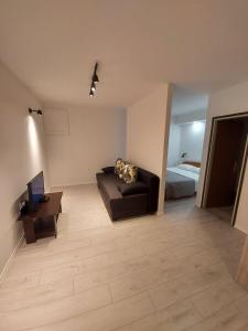 ein Wohnzimmer mit einem Sofa und einem Bett in der Unterkunft Apartments by the sea Trpanj, Peljesac - 16004 in Trpanj