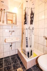 ein Bad mit einem Waschbecken, einem WC und einer Dusche in der Unterkunft Apartments by the sea Trpanj, Peljesac - 16004 in Trpanj