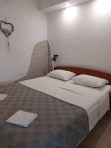 ein Schlafzimmer mit einem großen Bett mit weißer Bettwäsche in der Unterkunft Apartments by the sea Trpanj, Peljesac - 16004 in Trpanj