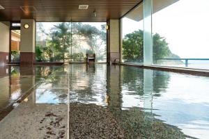 una habitación vacía con agua en el suelo en Atagawakan, en Higashiizu