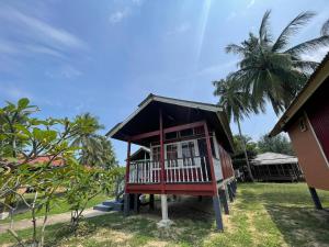 una pequeña casa con parque infantil en un patio en PCB BEACH RESORT, en Kota Bharu