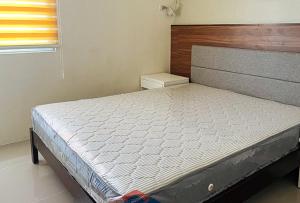 a bedroom with a bed in a room at RedDoorz @ Leoncia Apartelle Mandaue City in Mandaue City