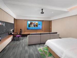 Een TV en/of entertainmentcenter bij Hampton by Hilton Shenzhen Baoan Stadium
