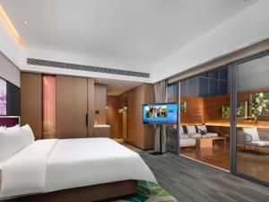 Een TV en/of entertainmentcenter bij Hampton by Hilton Shenzhen Baoan Stadium
