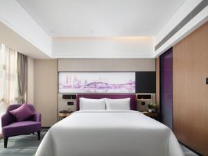 Een bed of bedden in een kamer bij Hampton by Hilton Shenzhen Baoan Stadium