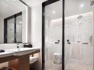 Een badkamer bij Hampton by Hilton Shenzhen Baoan Stadium