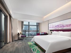 Een bed of bedden in een kamer bij Hampton by Hilton Shenzhen Baoan Stadium