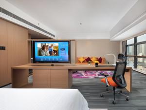 Een TV en/of entertainmentcenter bij Hampton by Hilton Shenzhen Baoan Stadium
