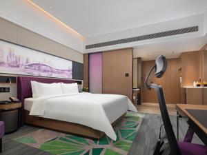 Een bed of bedden in een kamer bij Hampton by Hilton Shenzhen Baoan Stadium