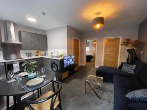 Kuchyň nebo kuchyňský kout v ubytování 5- Large 1 bed Apartment- West Midlands