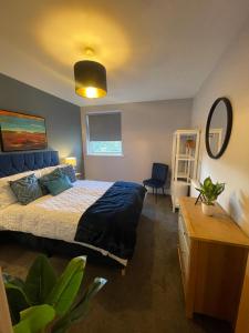 เตียงในห้องที่ 5- Large 1 bed Apartment- West Midlands