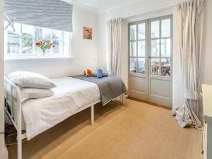 - une chambre avec un lit et une fenêtre dans l'établissement St Elmo, à Langstone