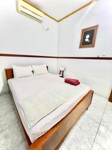Tempat tidur dalam kamar di Wisma Mutiara