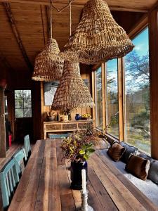 塞羅堡別墅的住宿－Alto Castillo，一间带木桌和大窗户的用餐室