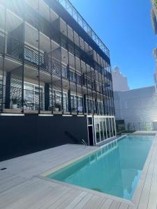 un edificio con piscina frente a un edificio en Montañeses 2342 Fleni en Buenos Aires