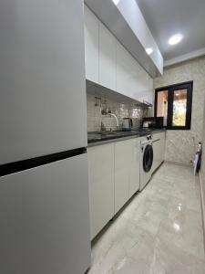 Kuchyňa alebo kuchynka v ubytovaní Surami