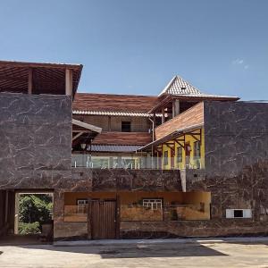 伊塔蒂亞亞的住宿－Hospedagem Encantos da Serra，一座带窗户的黑色石墙建筑