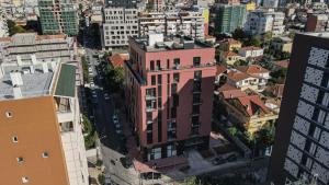 een luchtzicht op een stad met gebouwen bij 999 Apartments in Tirana