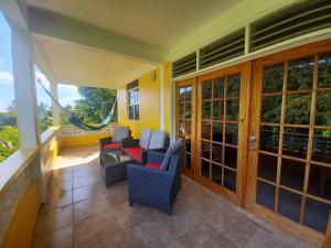 Area soggiorno di Mango Garden Cottages