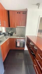 Кухня или мини-кухня в V&V Apart suites

