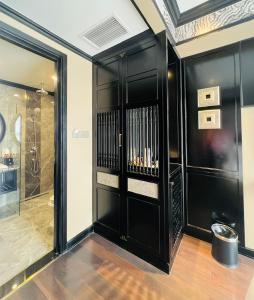 een badkamer met een douchecabine en een zwarte kast bij Hotel du Monde Classic in Hanoi