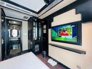 En tv och/eller ett underhållningssystem på Hotel du Monde Classic