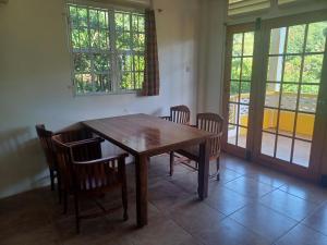 Area soggiorno di Mango Garden Cottages