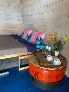 a room with a bed and a table in a room at Homestay Hoa Núi in Cam Ranh