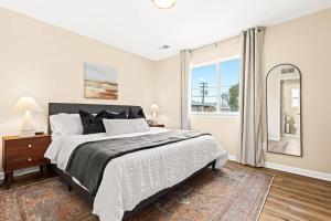 een slaapkamer met een bed en een groot raam bij Newly Renovated Flat near Downtown Roseville in Roseville