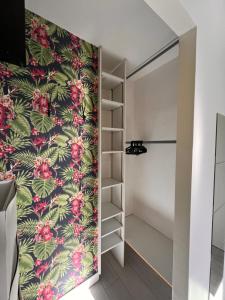 a walk in closet with a floral wallpaper at Reflets la Défense-Paris - Wifi - Tout équipé - Self Checkin in Bois-Colombes