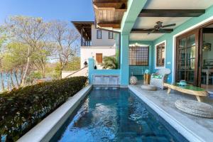 House of Dreams-5 Bedroom Home at Las Catalinas في Playa Danta: مسبح في الحديقة الخلفية للمنزل
