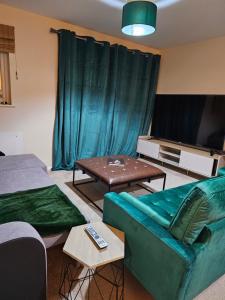 un soggiorno con divano e TV di Waterfront, Ethihad stadium apartments a Manchester