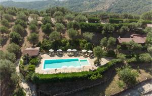 una vista aérea de un complejo con piscina en Pet Friendly Home In Stella Cilento With House A Panoramic View, en Stella Cilento
