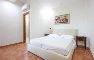 1 dormitorio con 1 cama blanca en una habitación en Pet Friendly Home In Stella Cilento With House A Panoramic View, en Stella Cilento