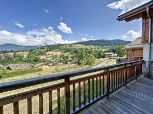 コンブルーにあるChalet de Luxe 6 Chambres avec Piscine et Bien-Être à Combloux - FR-1-560-107の山々の景色を望む木製バルコニー