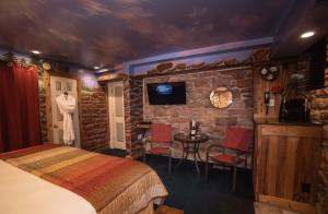 Μια τηλεόραση ή/και κέντρο ψυχαγωγίας στο The Anniversary Inn - South Temple