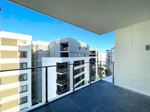 - un balcon avec vue sur un bâtiment dans l'établissement Spacious cozy2BR close to OlympicPark free carpark, à Sydney