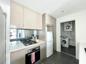 Kuchyň nebo kuchyňský kout v ubytování Spacious cozy2BR close to OlympicPark free carpark